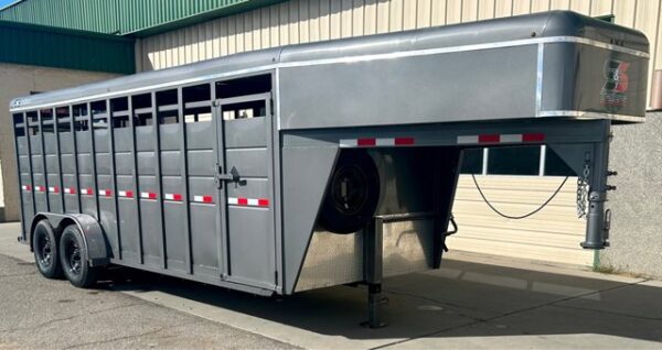 2025 S&S 20' Gooseneck Livestock Trailer - Image 2