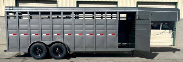 2025 S&S 20' Gooseneck Livestock Trailer - Image 5