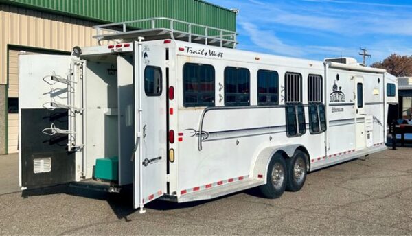 2003 Trails West Slant Load Living Quarters Horse Trailer - Image 8